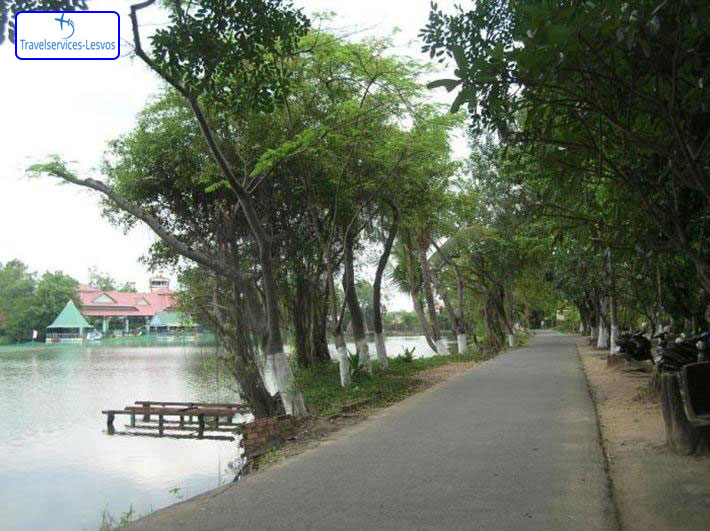 Hai hàng cây bên hồ rợp bóng mát điểm đến lý tưởng của mọi người